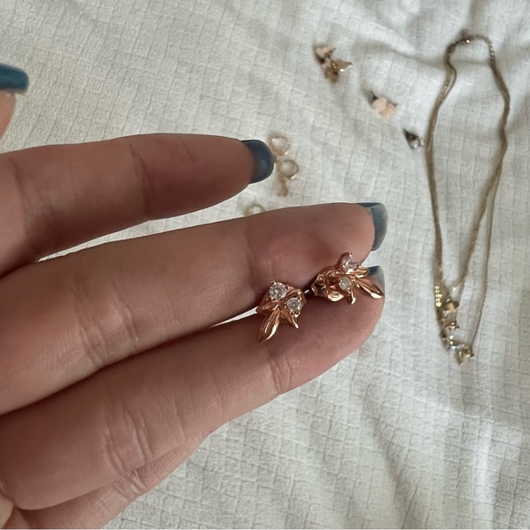 Contemporary Gold Jewelry Bundle - Picture 4 of 8